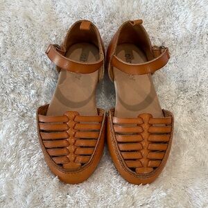 Brown sandals in toddler size 7